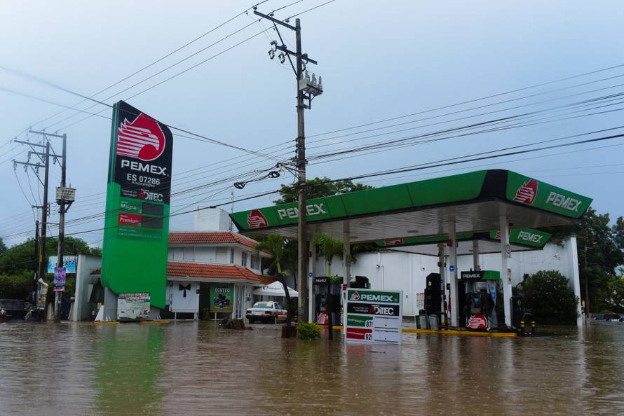 Torrential rains burst rivers, sparking floods in eastern Mexico