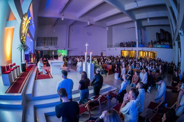 Split: U crkvi Srca Isusova održano je klanjanje za mlade kao odgovor na Noć vještica