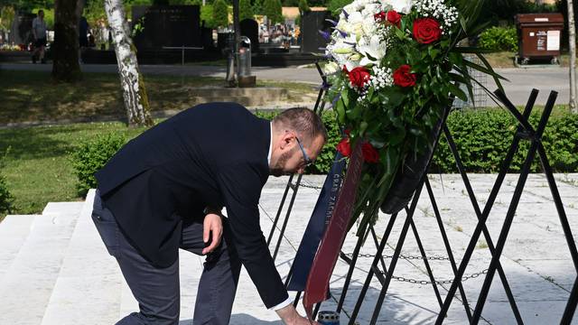 Zagreb: Izaslanstvo Grada odalo počast žrtvama  na Partizanskom groblju