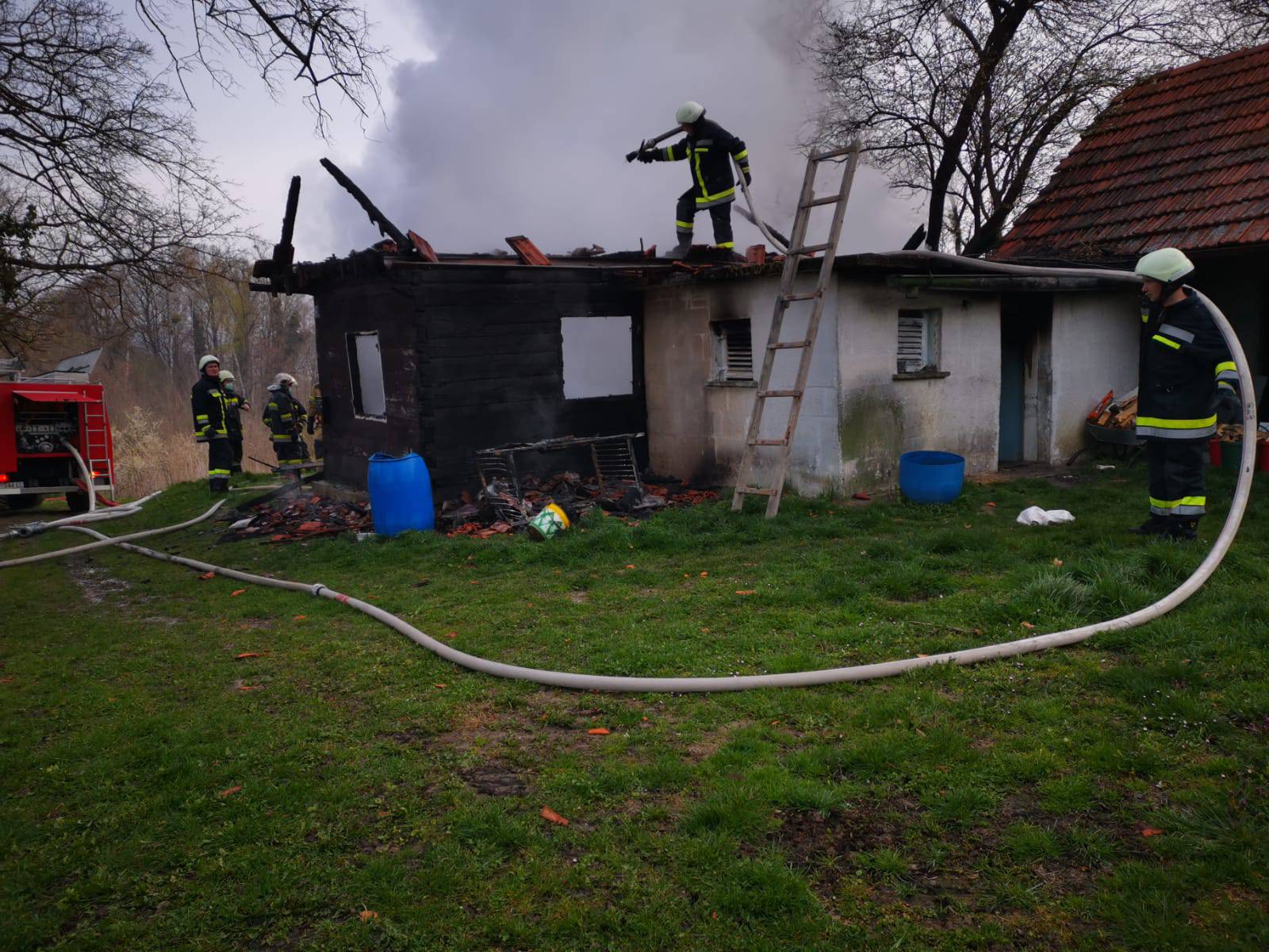 Baku (93) vatrogasci pronašli u staji: 'Tresla se od straha'