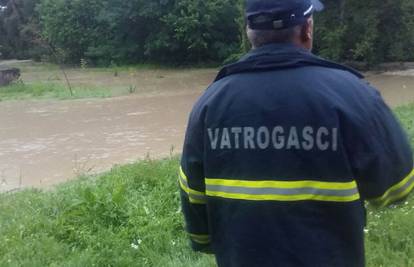 Poplavljene kuće i ceste: Obilne kiše ponovno potopile Slavoniju