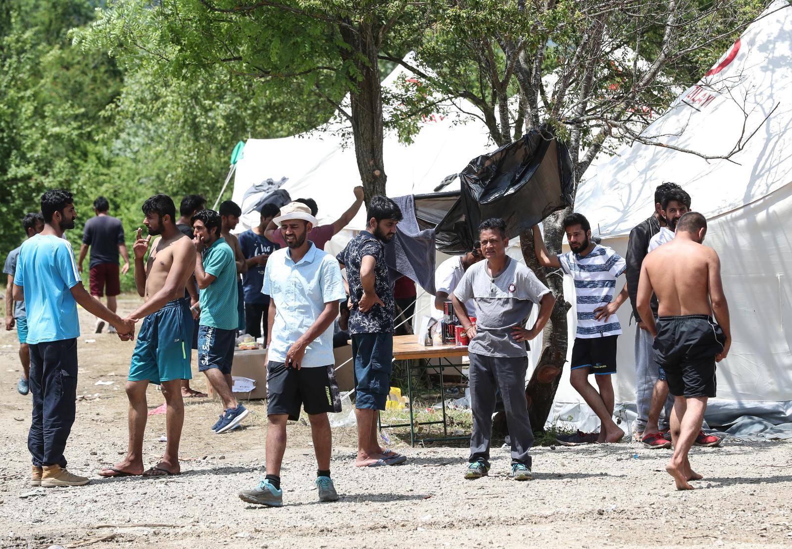 Migranti u Vučjaku: 'Nemamo hrane, liječnika, čak ni toalet'