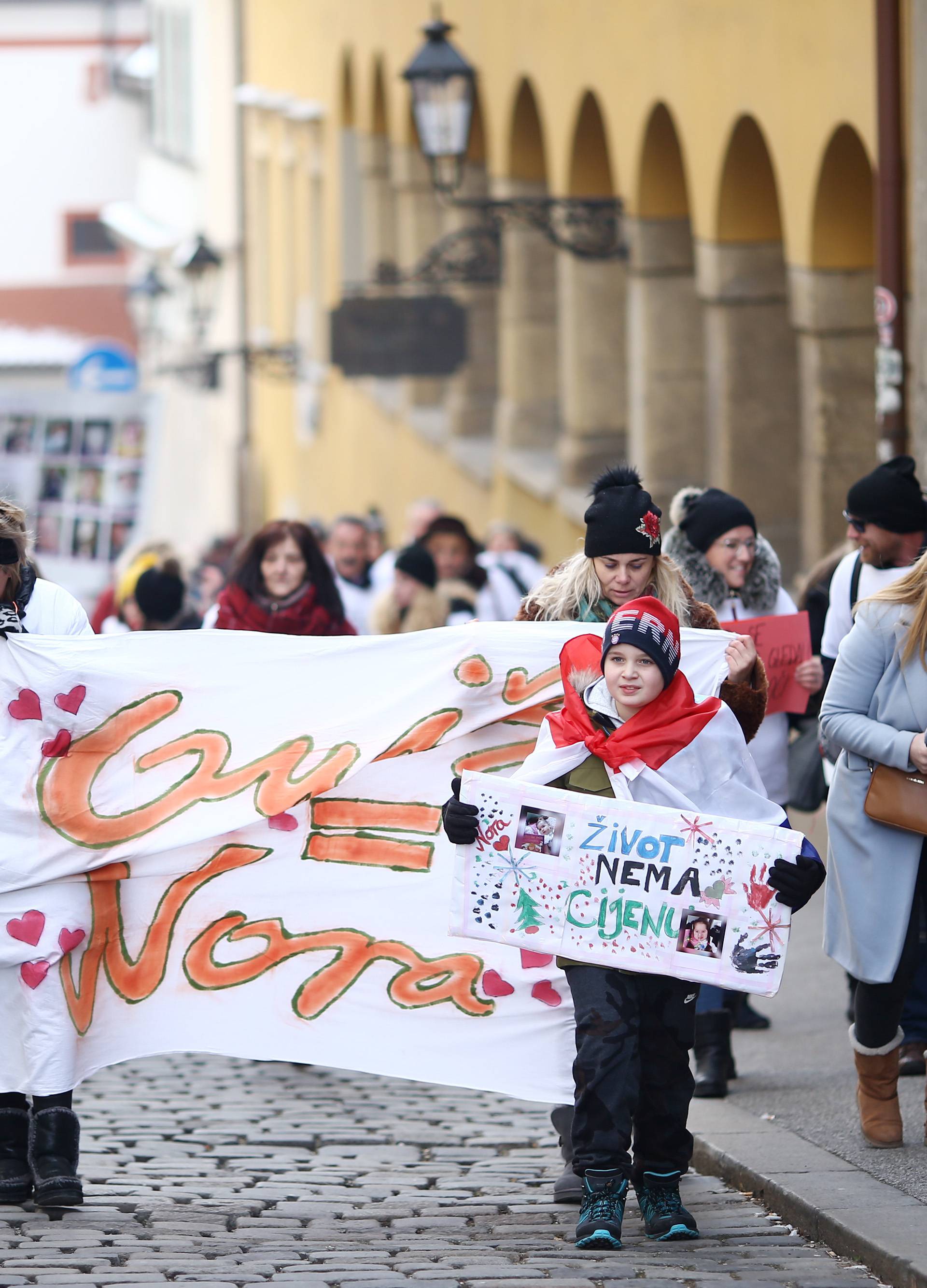 Zagreb: Prosvjed "Spinraza za sve" na Trgu. sv. Marka