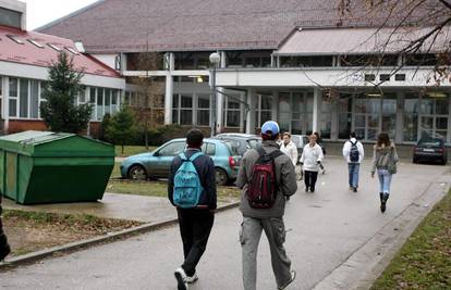 18-godišnjaci se potukli ispred škole, jedan u komi