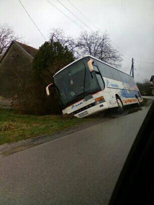 Vozača su morali izvlačiti van:  Autobus sletio s ceste u jarak