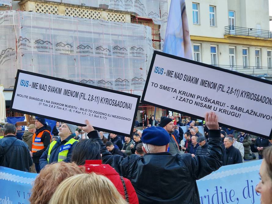 Molitelji opet na zagrebačkom Trgu. Tu je i kontraprosvjed: 'Klečite u svojoj spavaćoj sobi'