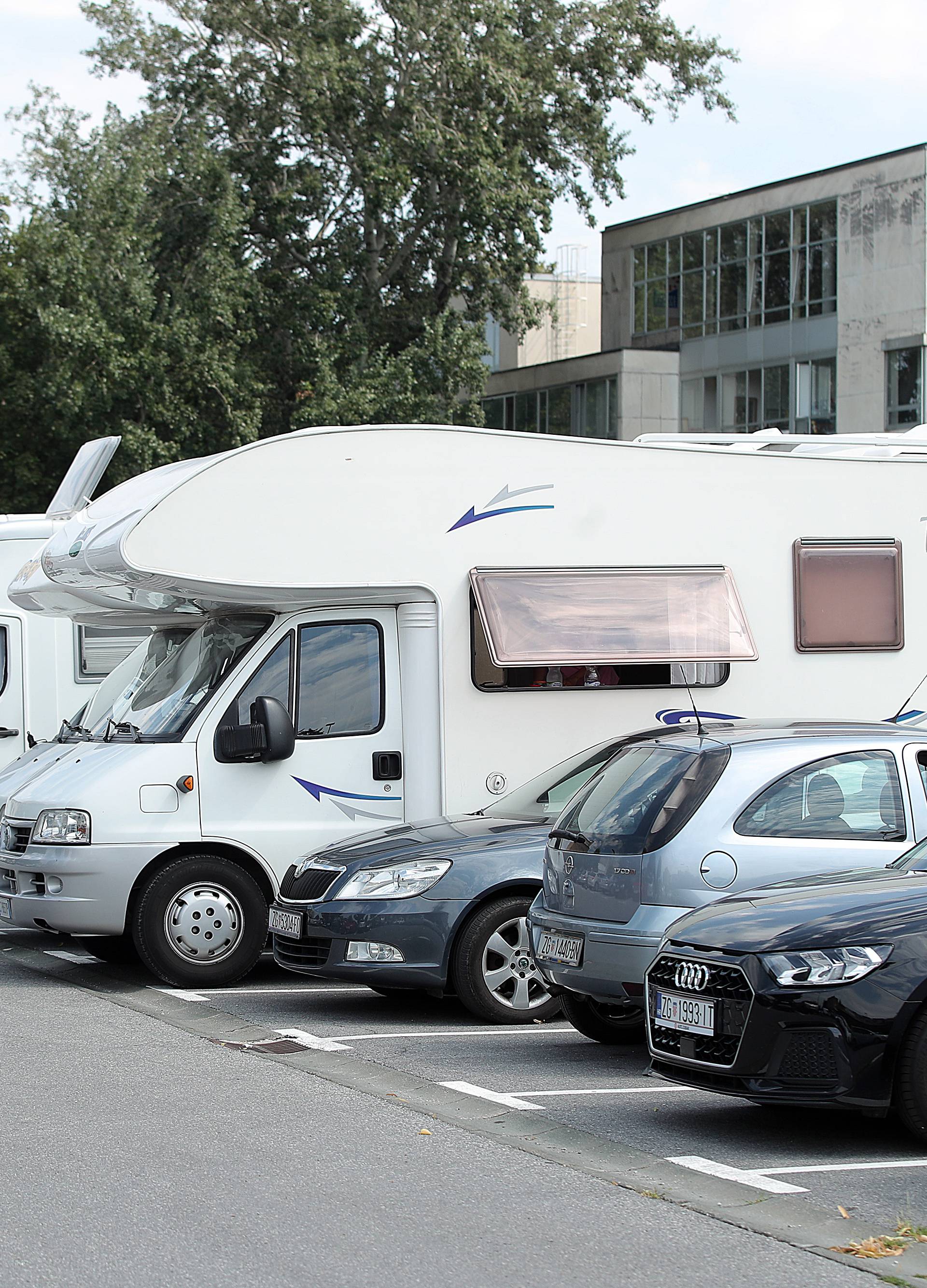 'U centru nas parking košta 10 kuna, a izvan grada 140 kuna'