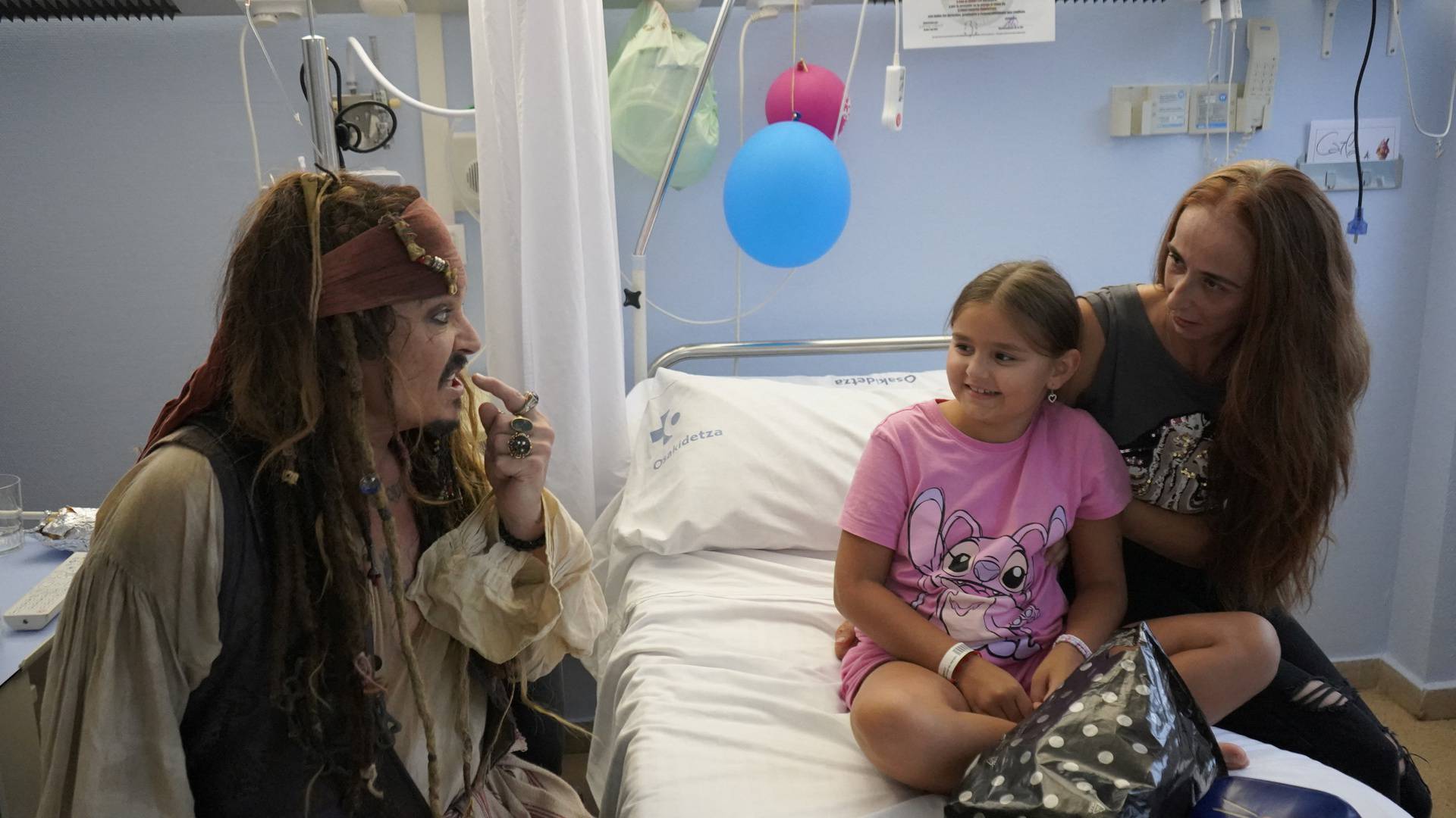 Johnny Depp surprises children in hospital dressed as Jack Sparrow in San Sebastian