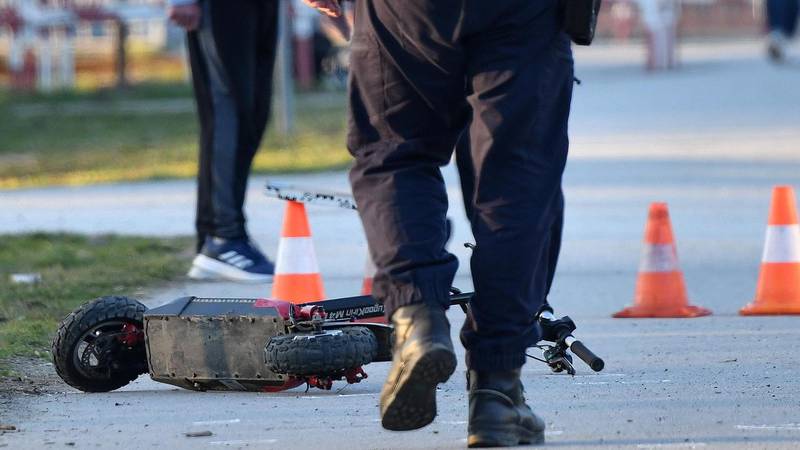Vozač romobila (76) se zabio u auto koji mu je oduzeo prednost u kružnom toku: U bolnici je