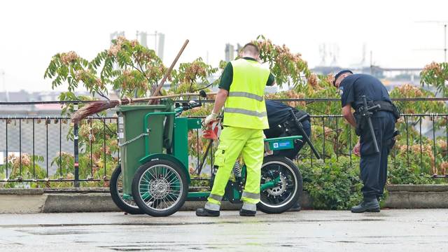 Zagreb: Policijske službenike zanimalo je sve o novm električnom smetlarskom biciklu