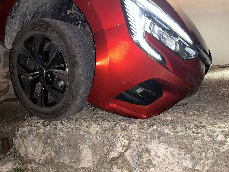 Please, turn left: 'Žena je rekla da ih je navigacija u Dubrovniku odvela ravno niz - stepenice!'