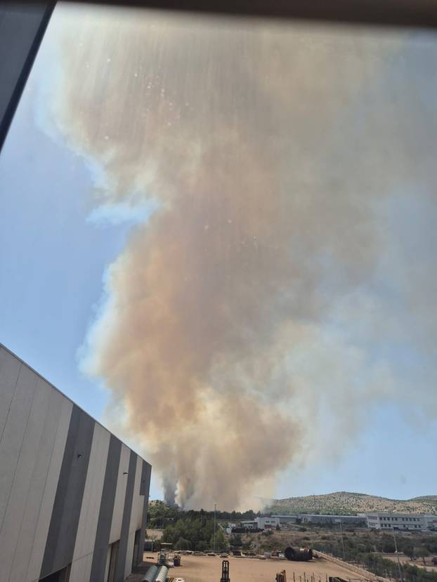FOTO Veliki požar u Šibeniku: 'Na terenu su sve vatrogasne snage, digli smo i kanadere'