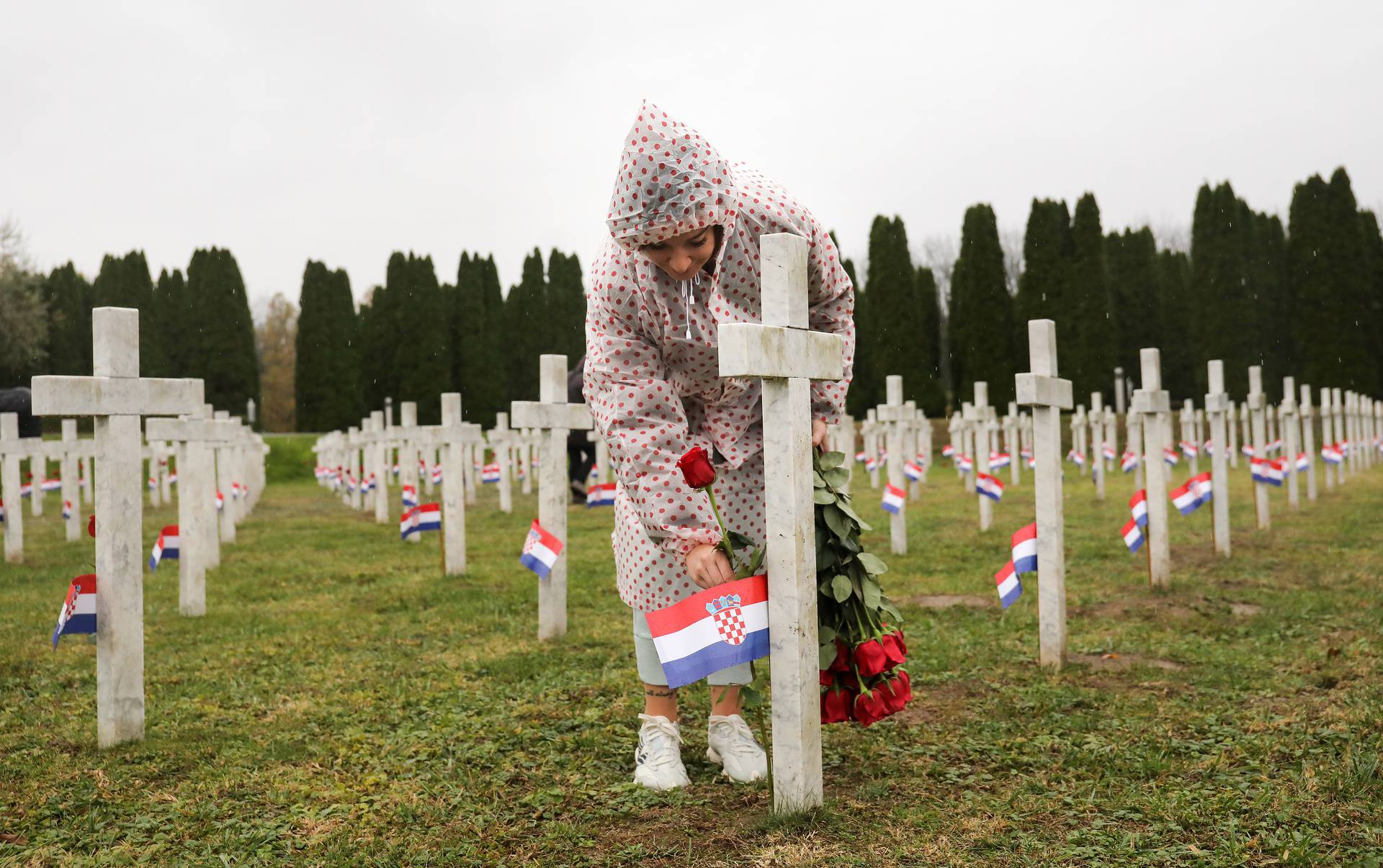 Vukovar:  Zapaljene svije?e na grobovima branitelja na Memorijalnom groblju žrtava Domovinskog rata