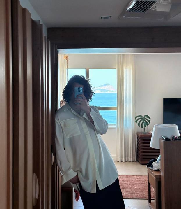 FOTO 'Alpski modni mačak' voli nositi bunde, suknje i lakirati nokte. Sad dominira skijanjem