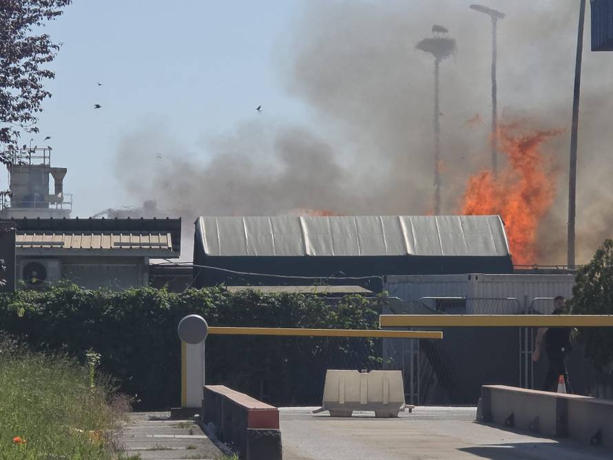 Policija o detaljima požara na Jakuševcu: Još se ne zna uzrok buktinje glomaznog otpada...