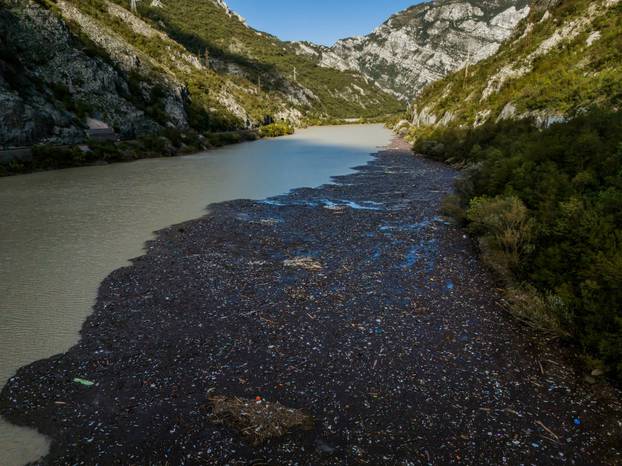 Pogled iz zraka na Neretvu i branu Grabovica gdje se nakupilo smeće nakon poplava