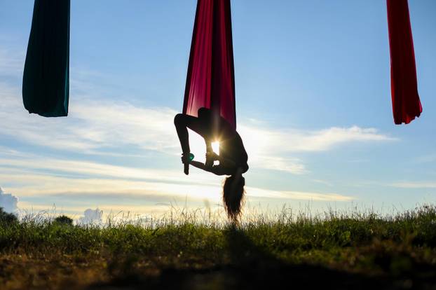 Čarobni ples na svili: Predivne siluete ispod mosta Mladosti