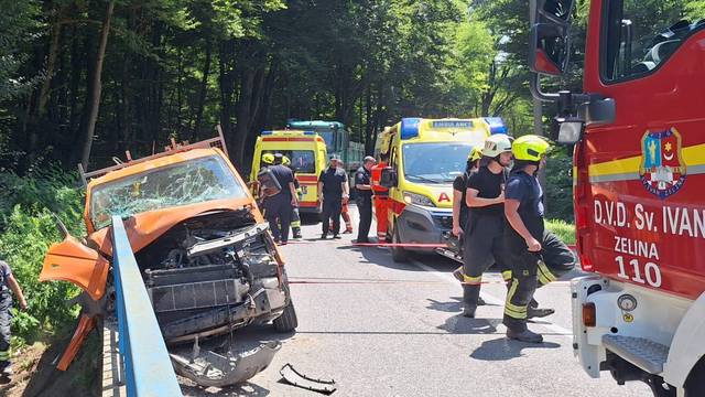 Prometna kod Svetog Ivana Zeline, kombi udario u most: 'Jednog su izvlačili iz vozila...'