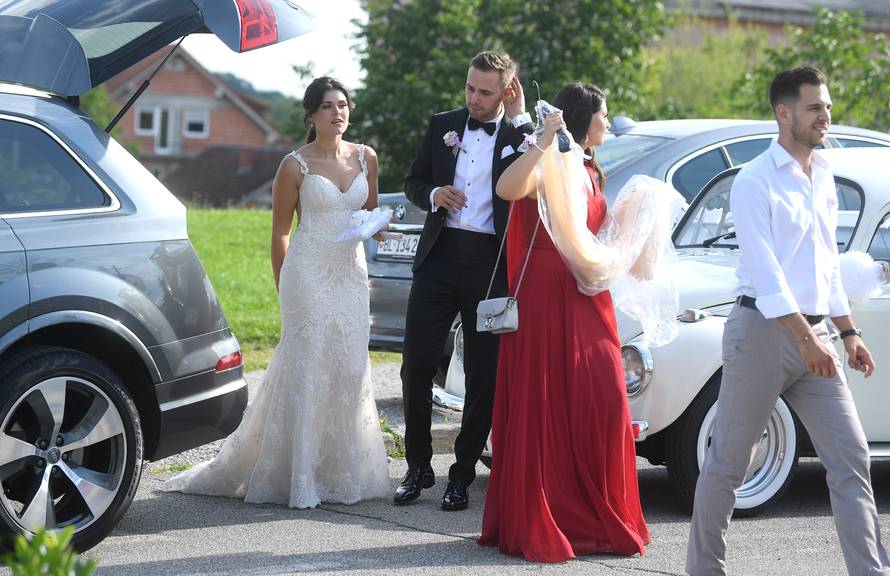 Izabel se nije odvajala od svog Matea na svadbi njegove sestre