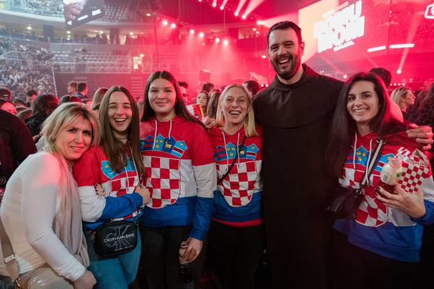 Hrvati iz svih dijelova svijeta su stigli na domoljubni koncert 'Domu mom' u Arenu Zagreb