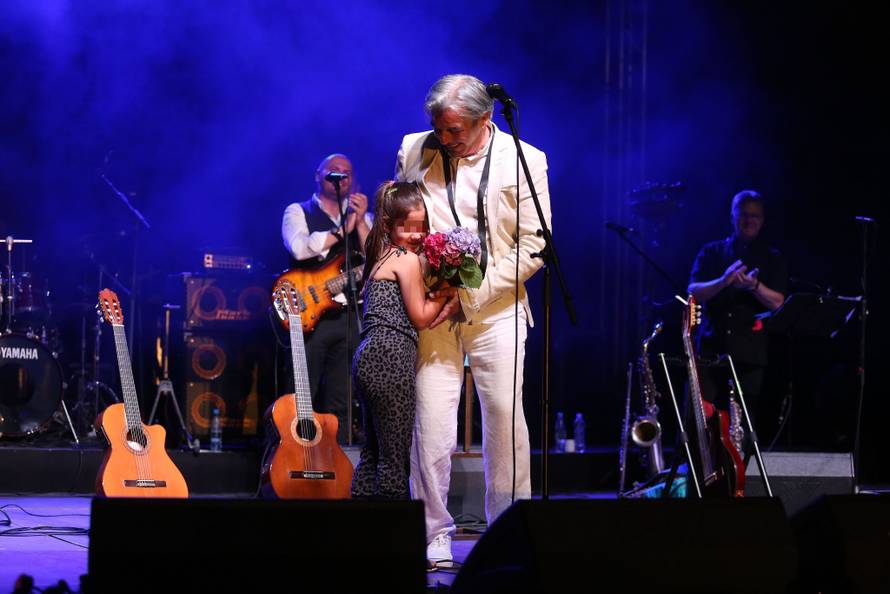 Radolfija raznježila unuka Ema (6): Donijela mu buket na binu