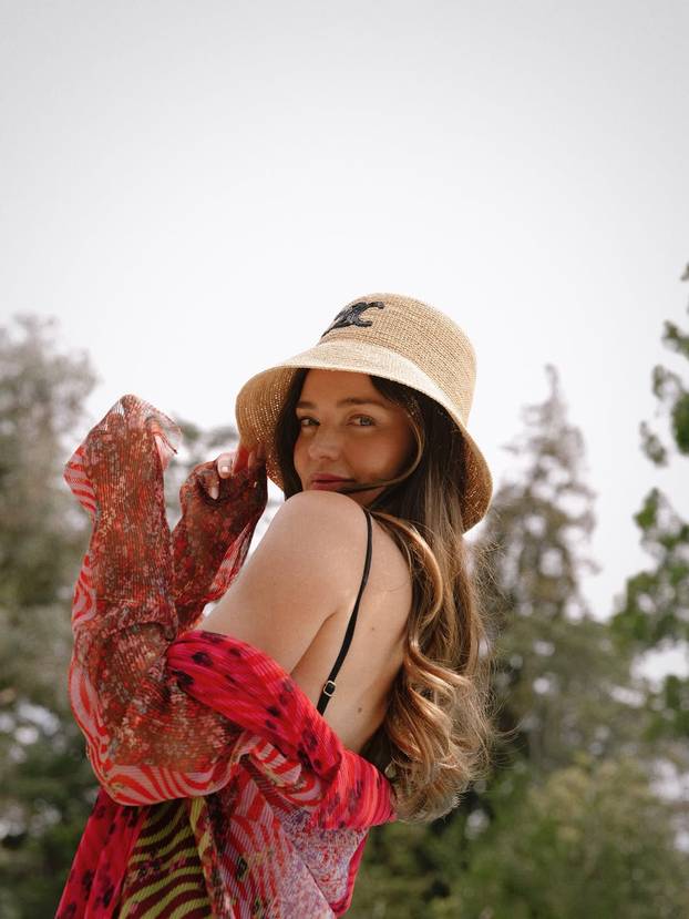 FOTO Slavna 'anđelica' pozirala je i gola, sudeći po fotkama za nju su godine zaista samo broj