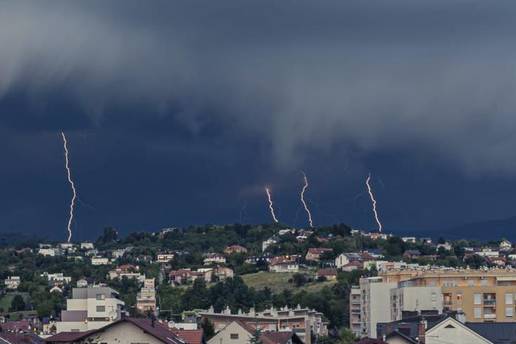 Nevrijeme u Slavoniji! Gotovo tri tisuće ljudi ostalo bez struje