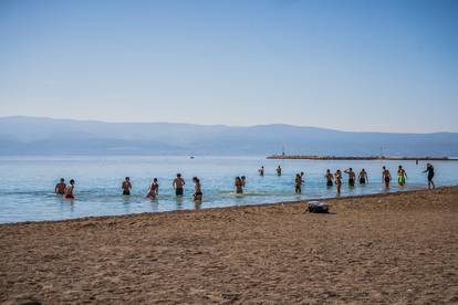 FOTO Vrući dani u Omišu: Bablje ljeto vratilo ljude na plaže!