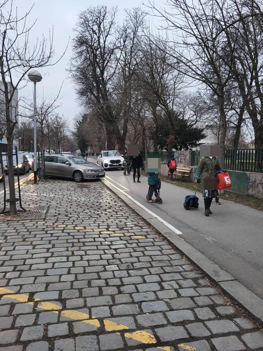 'Ova gospođa u BMW-u zaobilazi gužvu i vozi kraj djece koja idu u školu! To je sramota!'