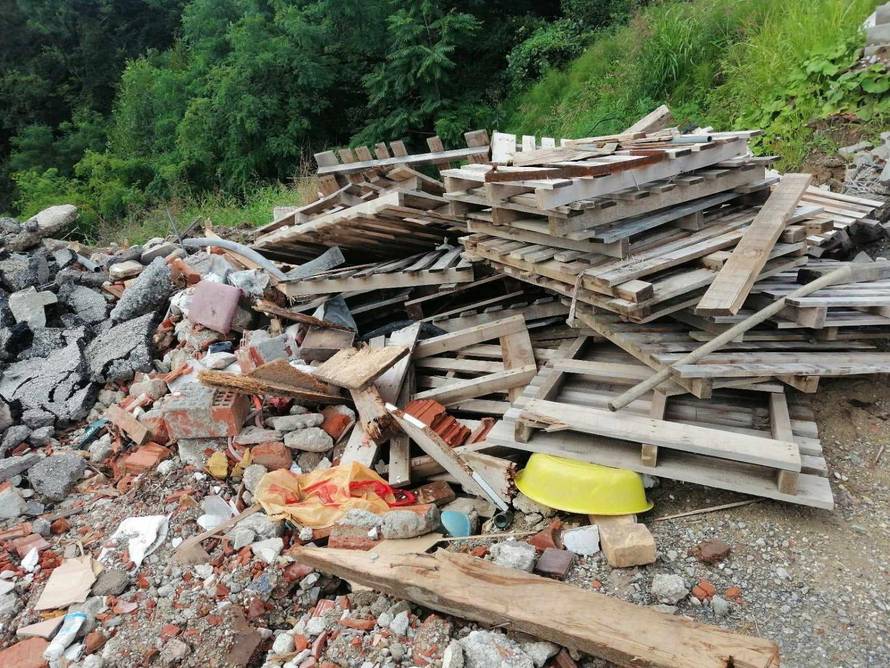 EKSKLUZIVNO Zatrpao potok građevinskim otpadom: 'Nema dozvole, ali bacamo na svoje'