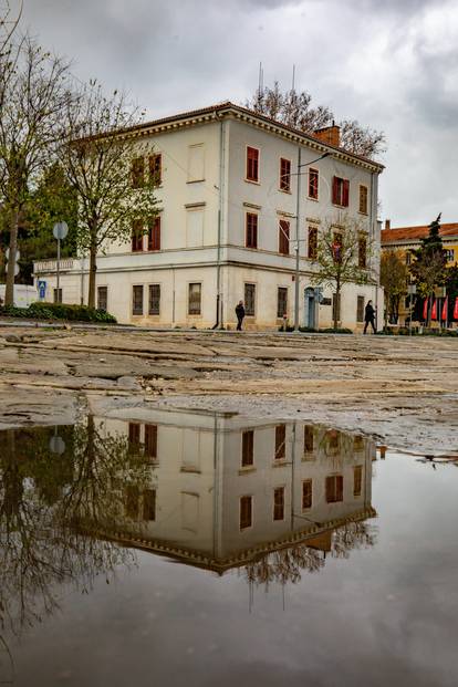 Pula: Refleksije grada nakon kišnog jutra