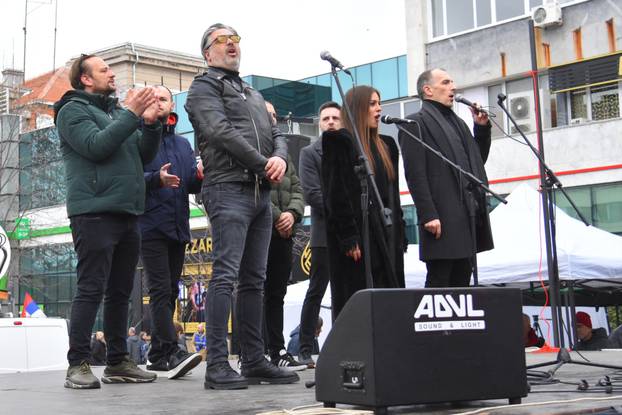 Niš: Studenti i građani nakon prosvjedne šetnje odali počast stradalima u Novom Sadu u padu nadstrešnice