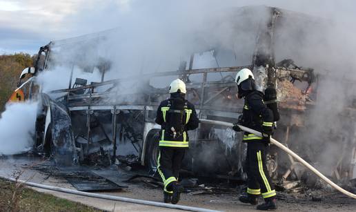 Kod &Scaron;ibenika je planuo autobus u vo&zcaron;nji, nitko nije ozlije&dstrok;en