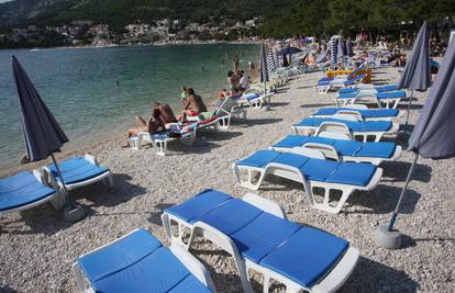 Obračun zbog ležaljke u Baškoj Vodi: Pretukao Nijemca, policija ogradila plažu, bilo je i krvi