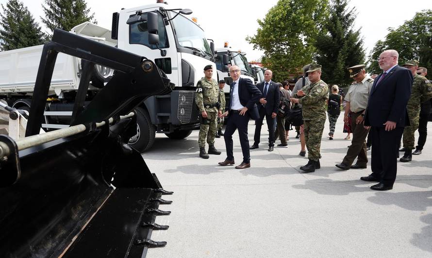 U vojarni "Kamensko" odrÅ¾ana je  predaja donacije Vlade SAD-a Hrvatskoj kopnenoj vojsci