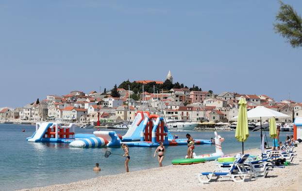 Primošten: Nakon najavljenog toplotnog udara spas je najbolje potražiti u moru