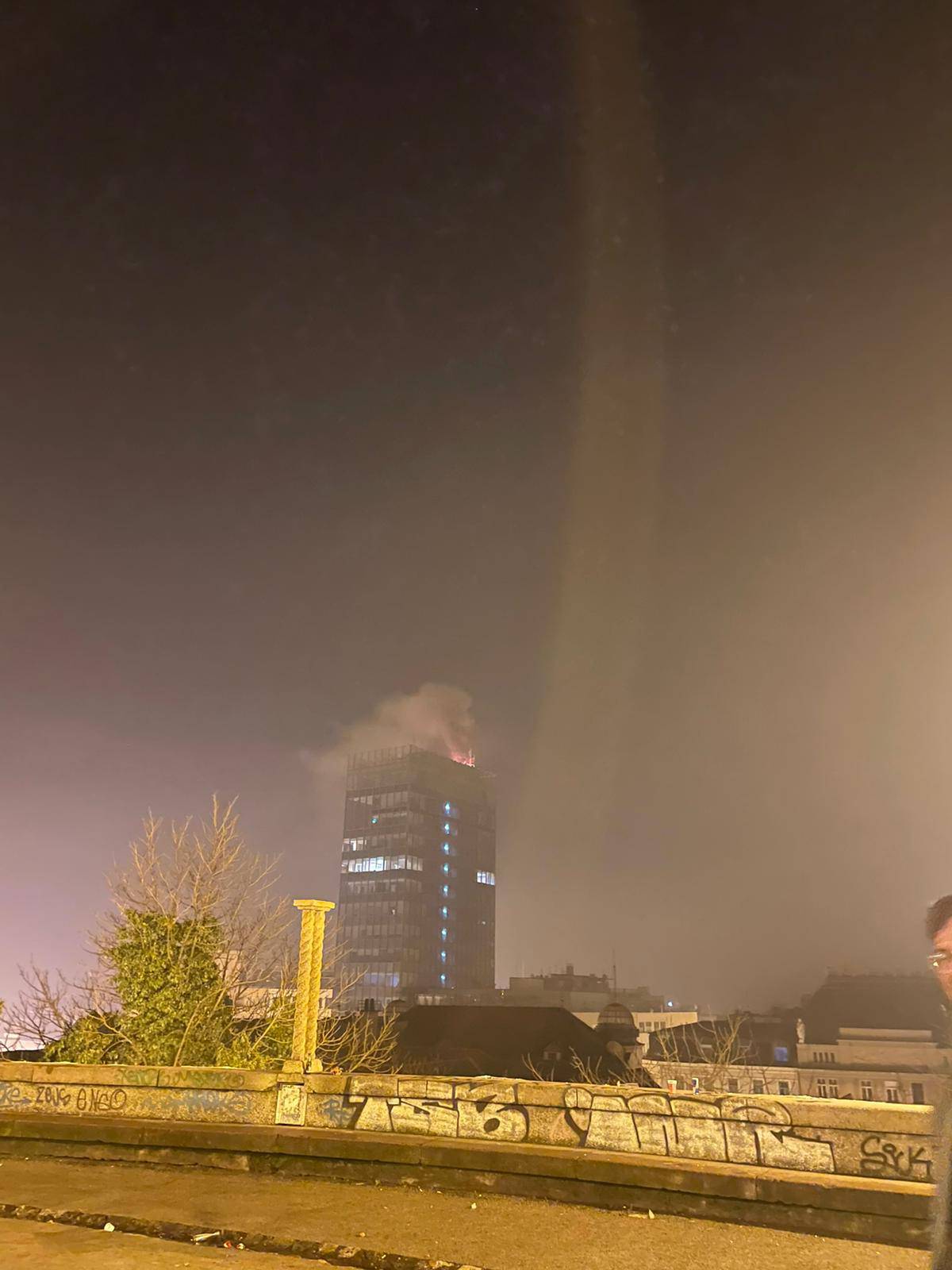 VIDEO U noći je gorio neboder na glavnom zagrebačkom trgu