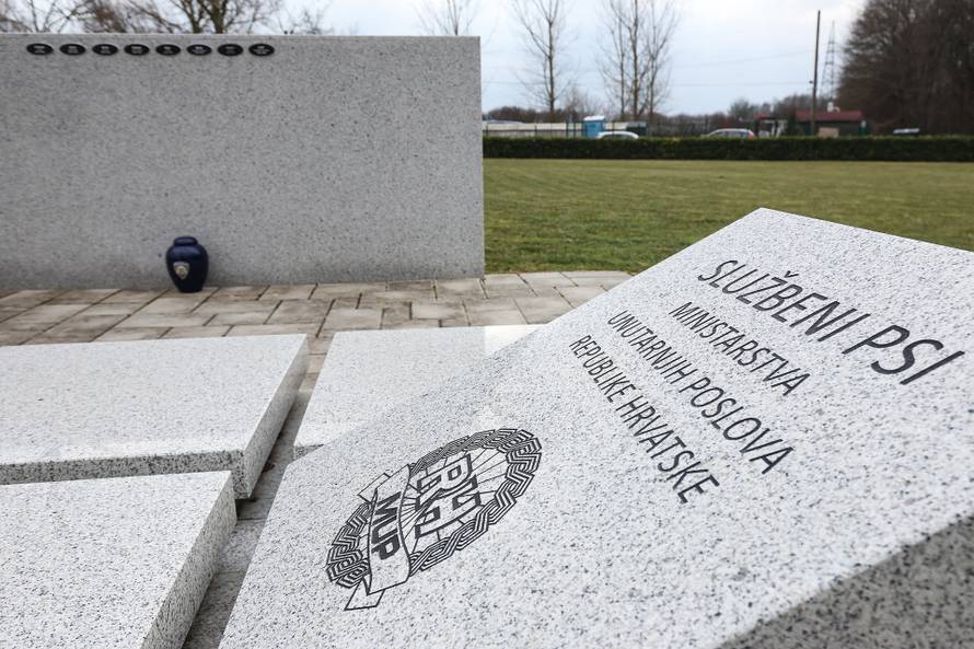 Zagreb: U grobno mjesto u Spomengaju u Dumovcu polozeni su posmrtni ostaci sluzbenih pasa MUP-a uginulih u protekle tri godine