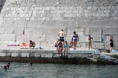 FOTO Ne pada ispod 35°C! Kraj je kolovoza, plaže i dalje pune