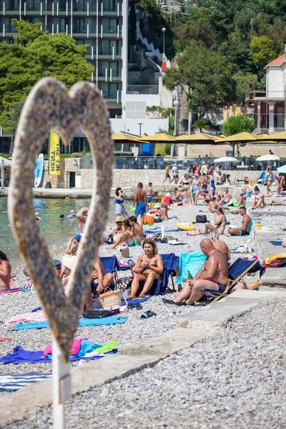 Dubrovnik: Plaža u uvali Lapad prepuna turista