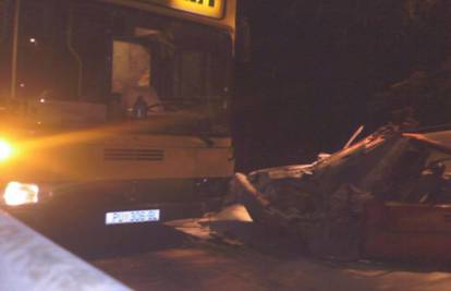 Pijan Citroenom udario u rubnik i zabio se u autobus