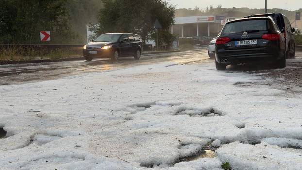Eine heftige Unwetterfront beendete den extrem heißen Sommertag in Westdeutschland. Aus Frankreich und Luxenburg zogen a