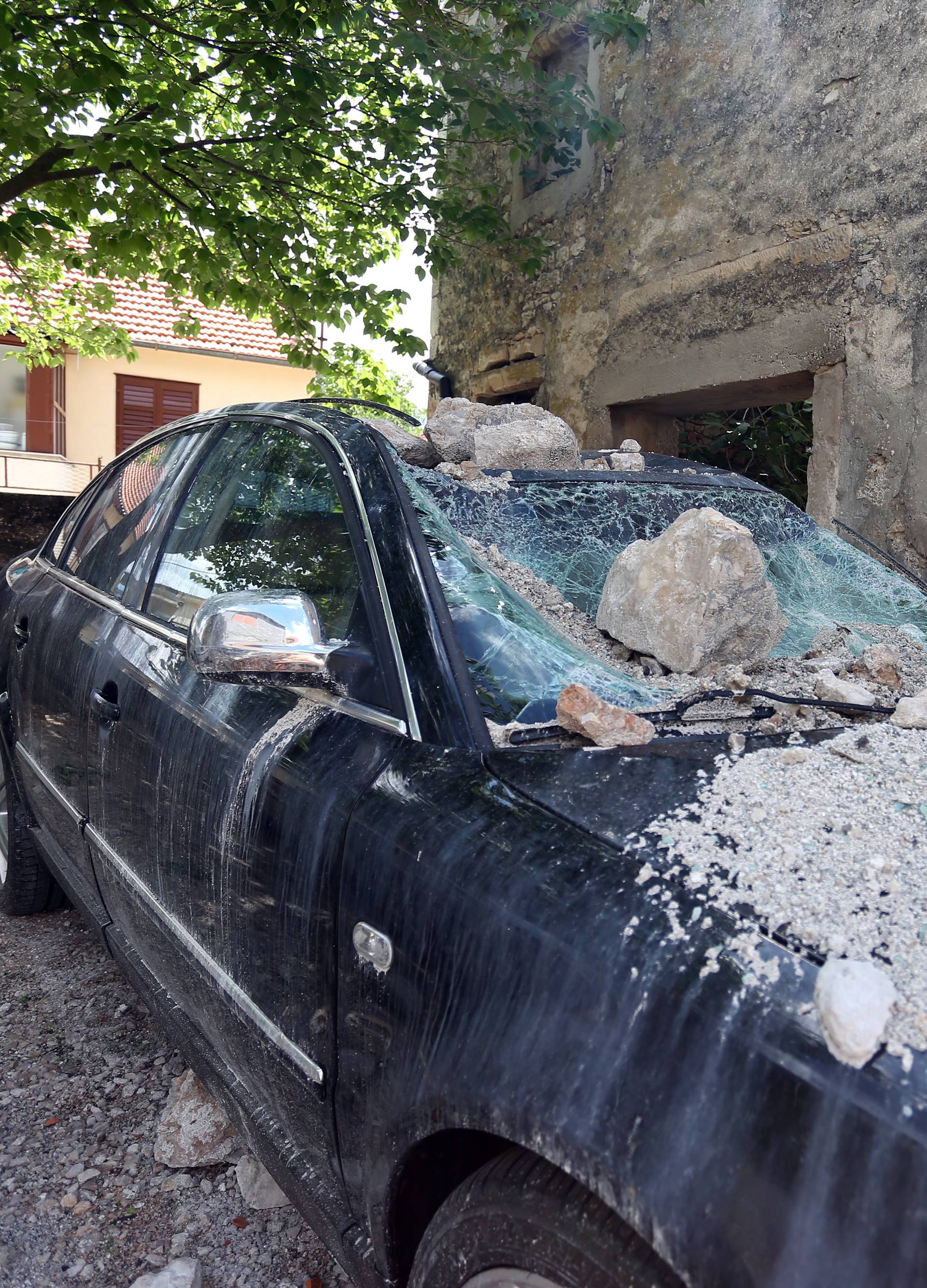 U kuću u Drnišu udario grom: 'Mislila sam da je pala granata'