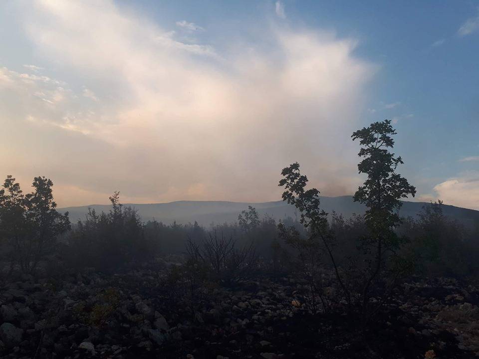 Vojska se uključila: Čak sedam kanadera gase požar kod Knina