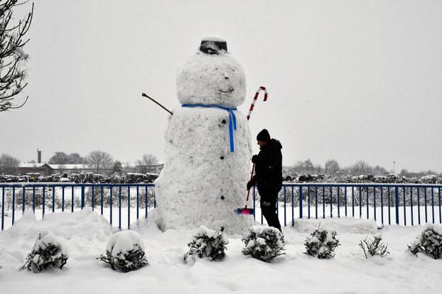 FOTO Slavonski Brod dobio ogromnog snjegovića: Visok je gotovo tri i pol metra