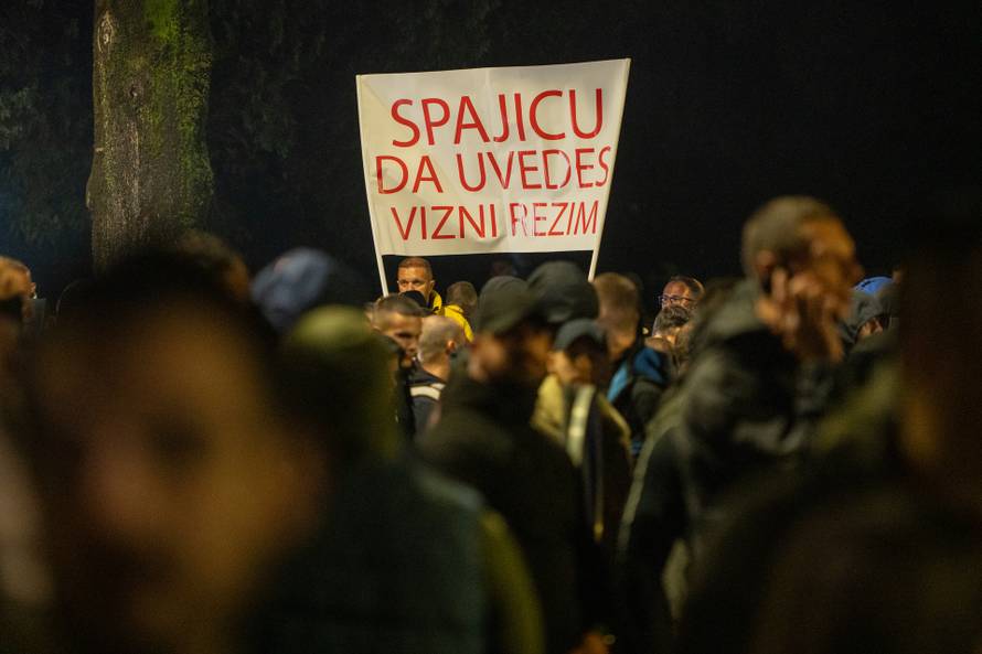 Podgorica: Stotine građana prosvjeduje ispred zgrade Vlade Crne Gore nakon ranjavanja mladića iz Podgorice u incidentu za koji su osumnjičeni državljani Turske i Azerbejdžana