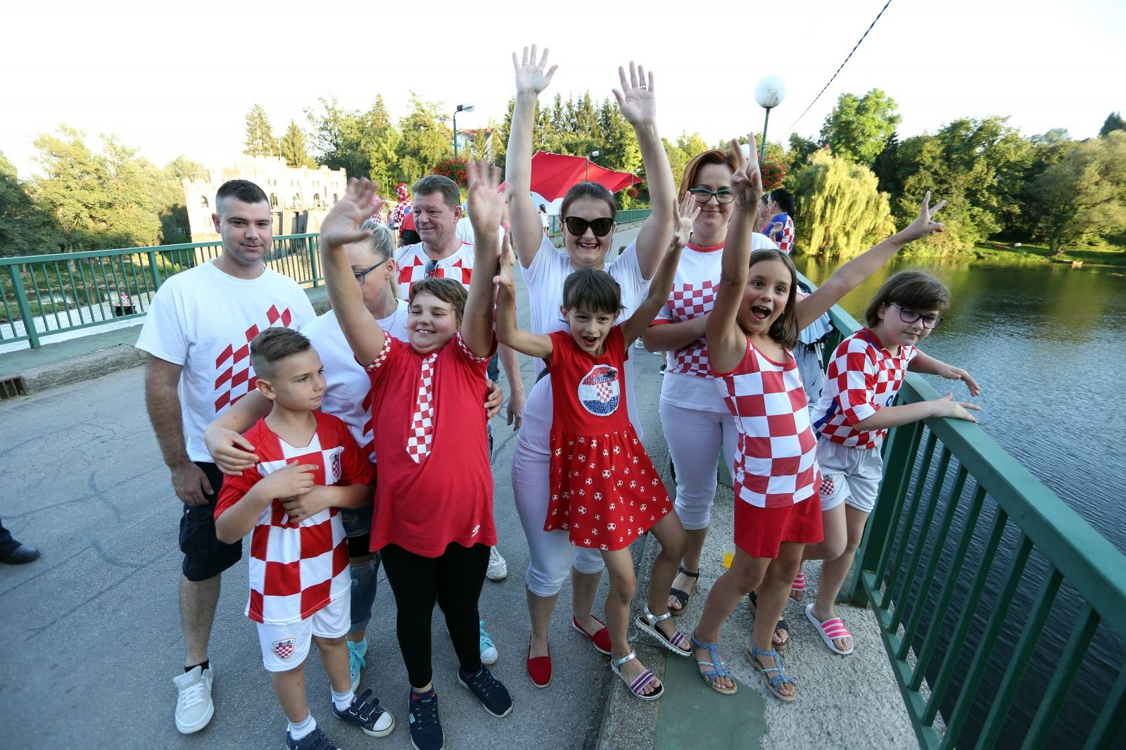 Ozalj: Velikom hrvatskom zastavom na mostu obiljeÅ¾en Dan zajedniÅ¡tva