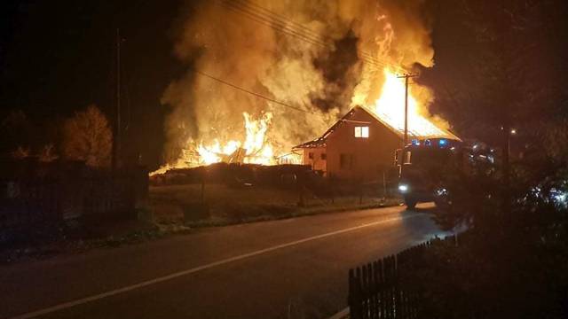 Buktinja kod Novske: Kuća i dvorišna zgrada izgorjeli zbog kabela, šteta 300.000 kuna
