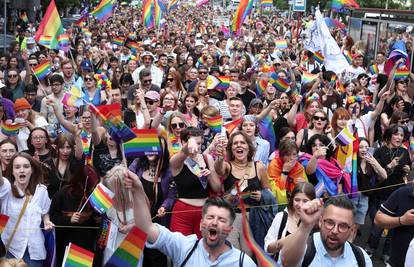 U Varšavi veliki marš za prava LGBTQ osoba, protuprosvjednici palili zastave duginih boja...