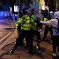 Nemiri u Londonu ne prestaju: Palili zastavu, napadali policiju